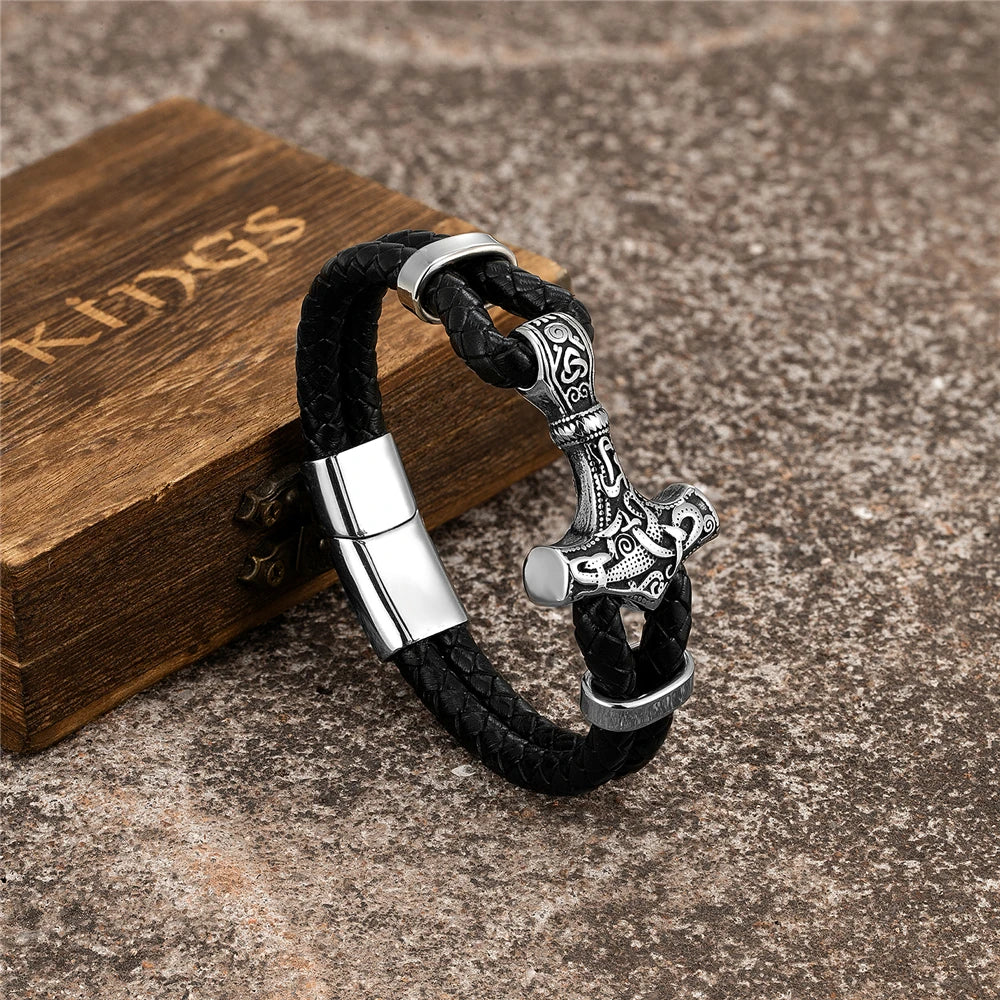 Bracelet de Thor en cuir noir avec pendentif en argent, robuste et stylé, disponible en plusieurs tailles.